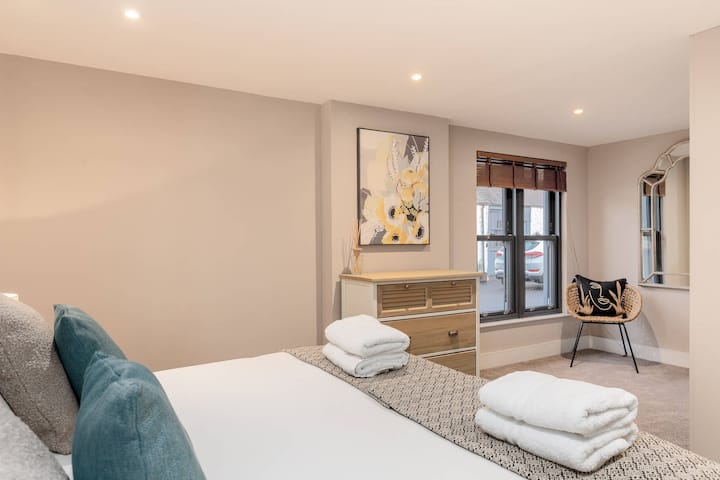 Спалня 3 в каретата (долу)

Всички легла могат да бъдат оправени като двойни или суперкинг.

2 сгъваеми легла Z (1 в тази стая е на разположение при заявка

Заявките за конфигурация на леглата трябва да бъдат направени 2 седмици предварително. Благодарим ви

С най - добри пожелания
Рейчъл
rachelsfarm.com
