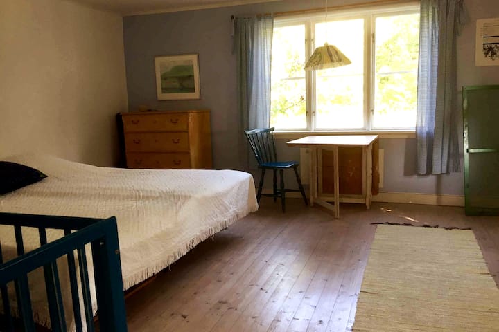 חדר שינה בקומת הקרקע, מרוהט היום בשלוש מיטות. העריסה זמינה.