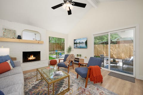 Top Airbnb: Cozy bungalow w firepit; mins from DT and S Lamar! in Dittmar Slaughter