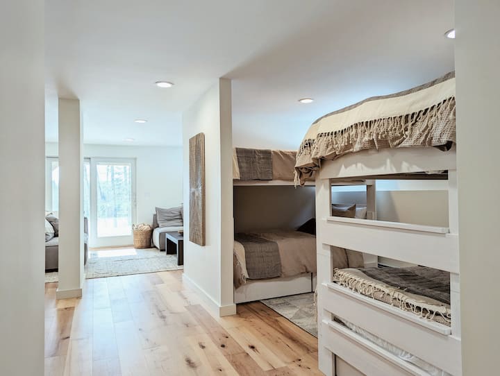 Esta es la disposición de las literas en el sótano. 4 literas dobles.