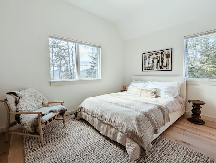 El primer dormitorio de invitados tiene vistas a la terraza y disfruta de las vistas a las montañas al este. ¡Relájate con sábanas de lujo y disfruta de las vistas! Esta habitación tiene su propia bomba de calor/unidad de aire acondicionado y ventilador de techo para un control de temperatura personalizado. 