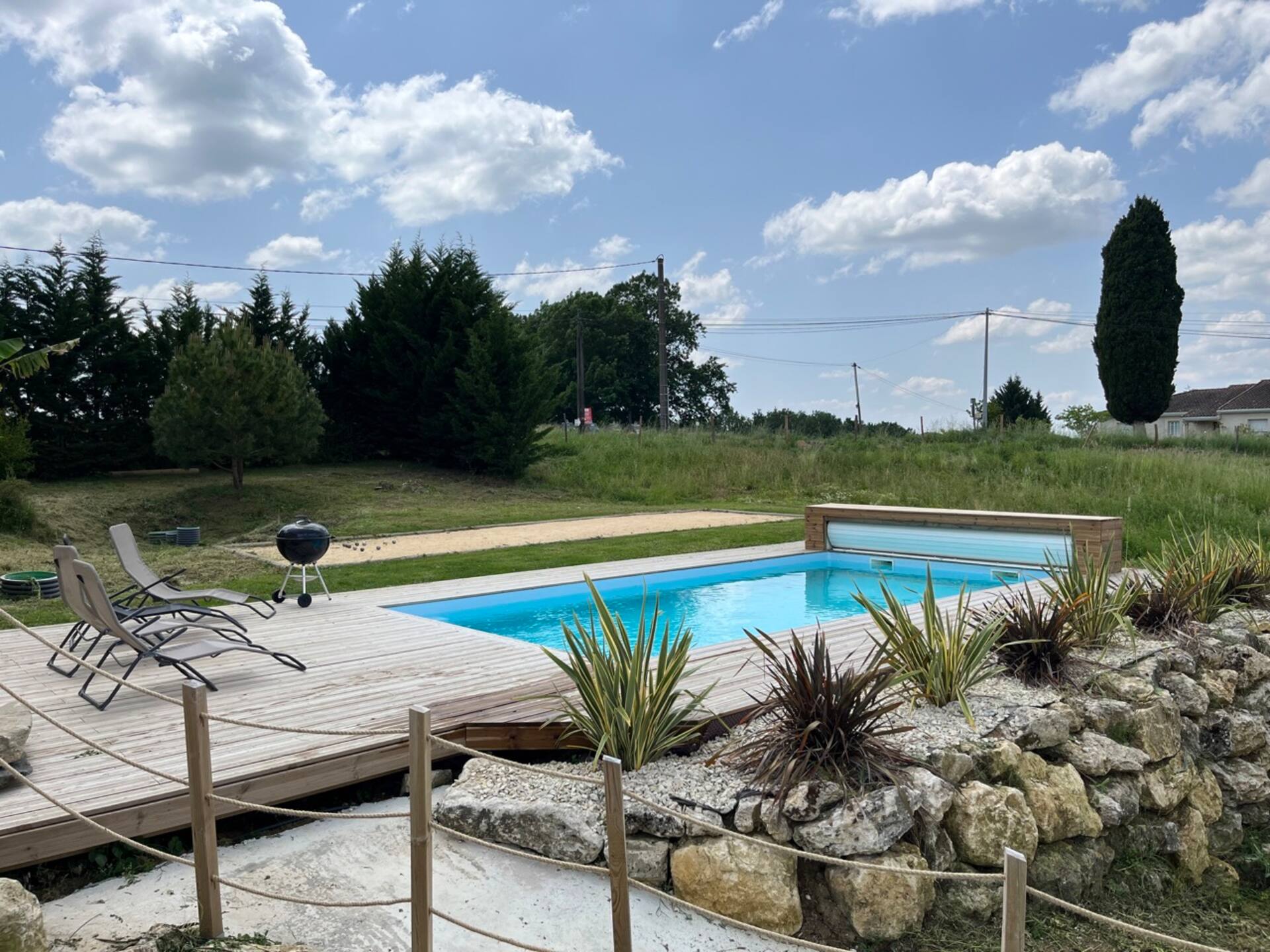 Quiet villa with pool