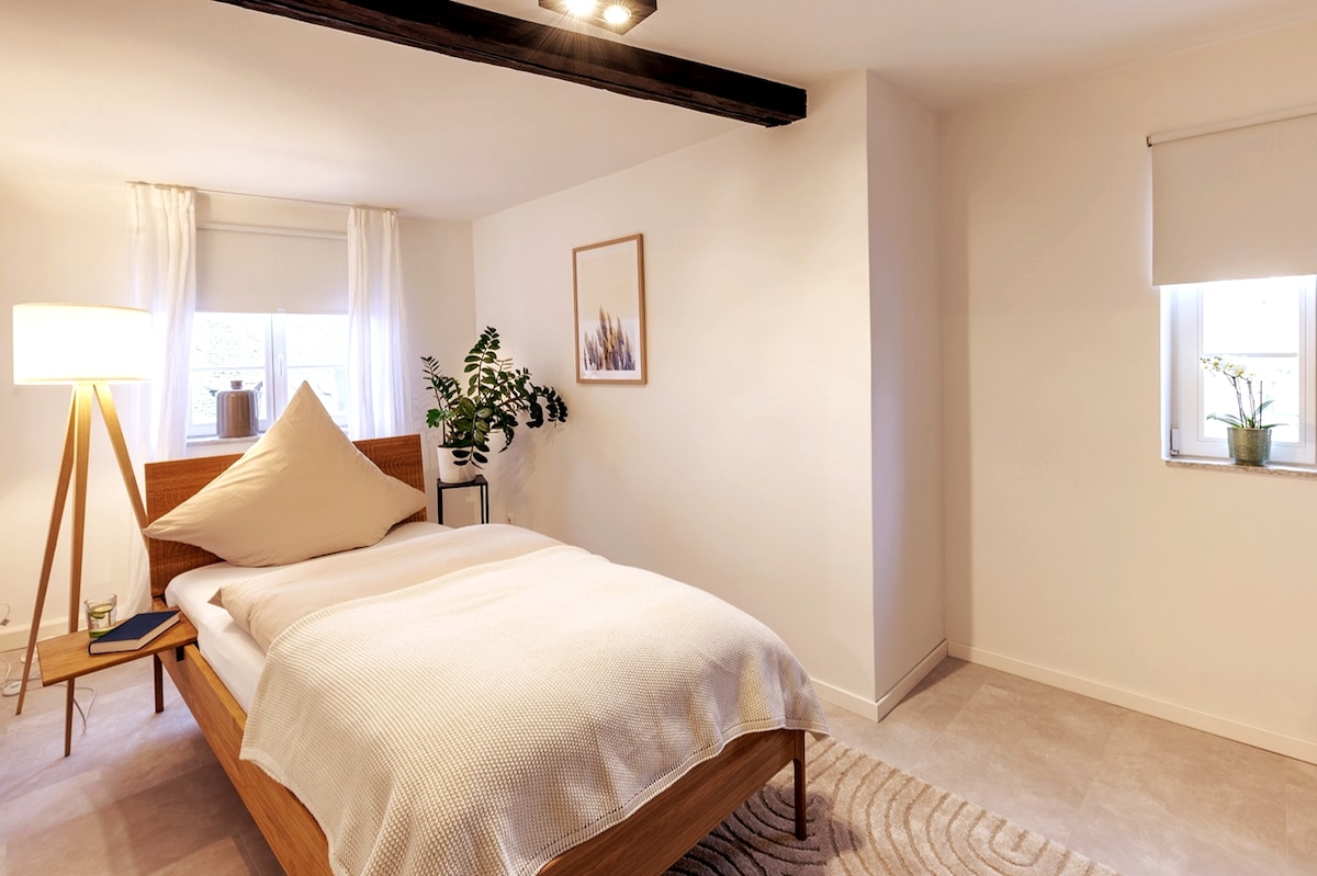 Ein komplett metallfreies Bett wartet von Dir erobert zu werden.
Budda wacht in diesem Zimmer auf Dich.