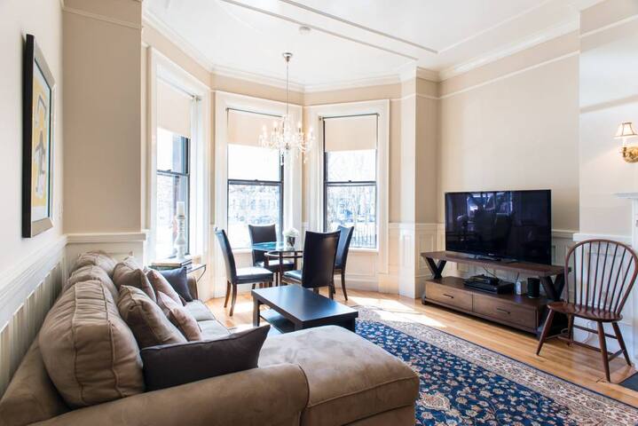 Large 2 BR|2 BA + Patio in Back Bay gallery image 2