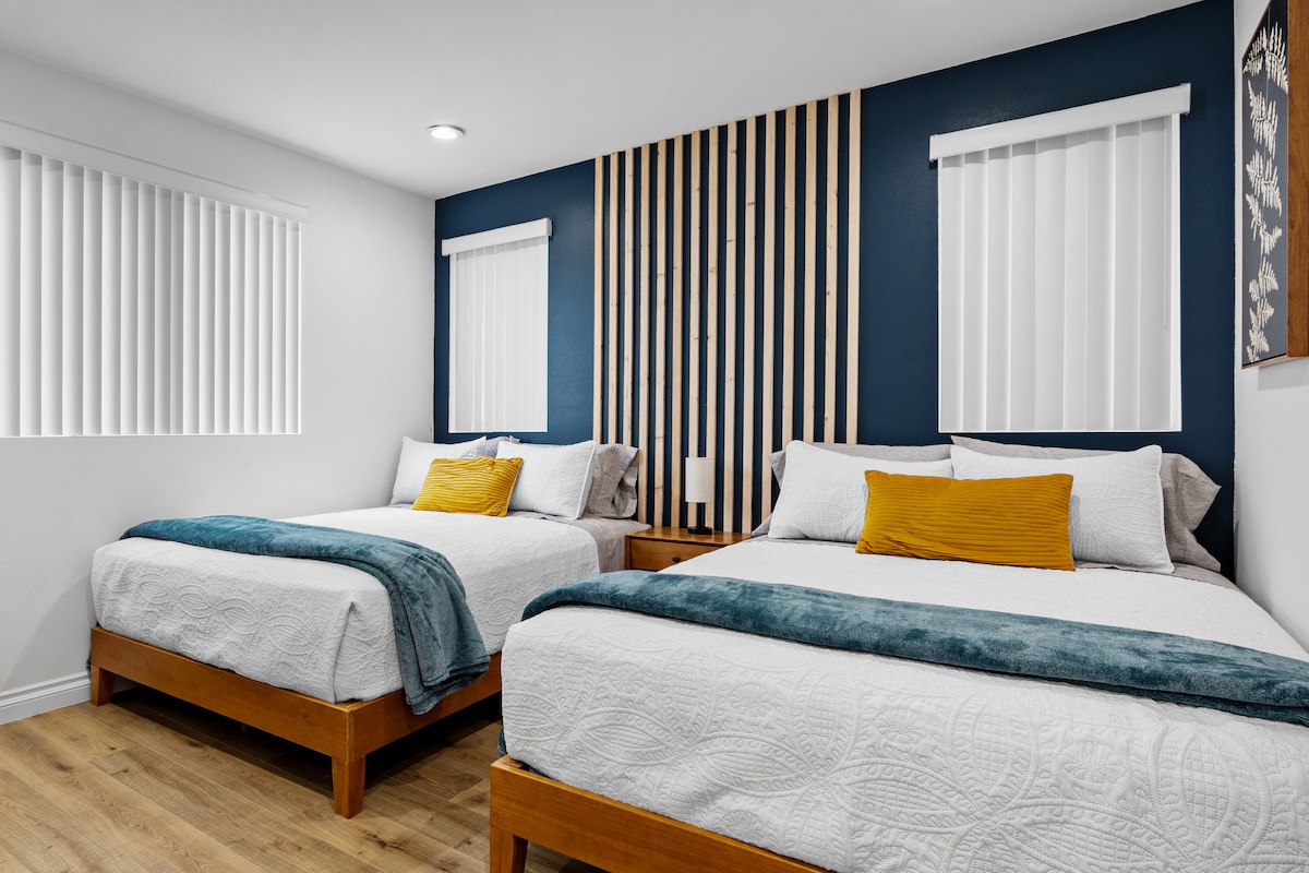 שתי מיטות זוגיות נוחות בגודל קווין סייז עם חדר רחצה ושירותים צמוד.