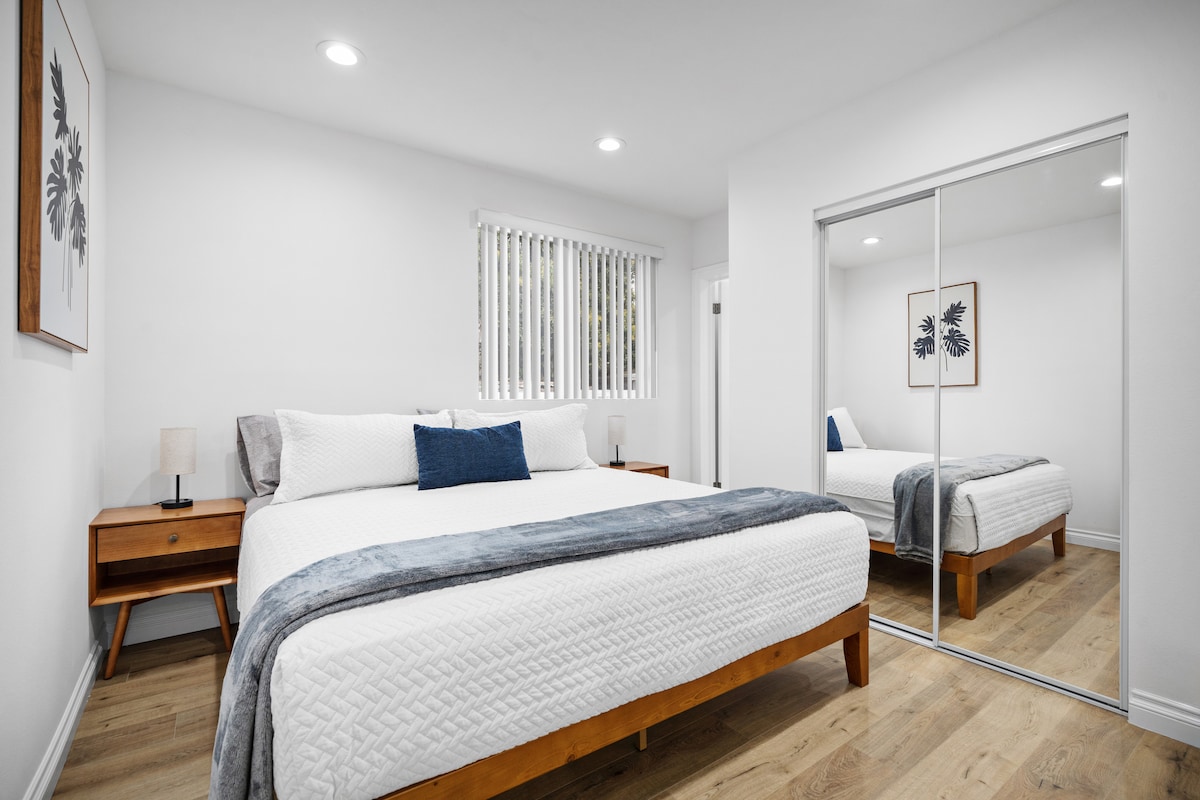 מיטת קינג סייז נוחה עם חדר רחצה ושירותים צמוד.