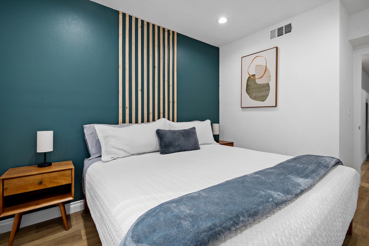 מיטת קינג סייז נוחה עם חדר רחצה ושירותים צמוד.