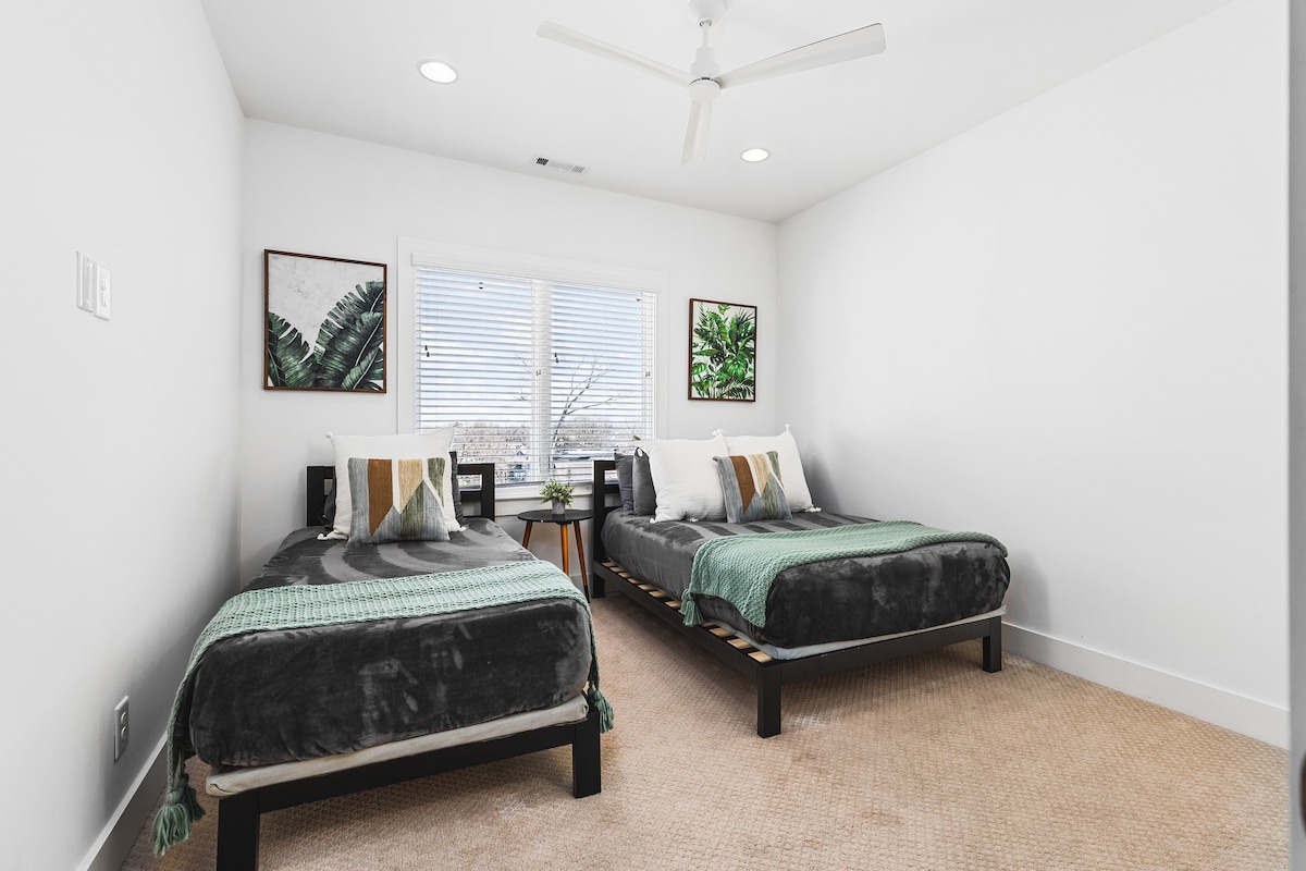 ツインベッド1台、フルベッド、広々としたクローゼットを備えた3号室。