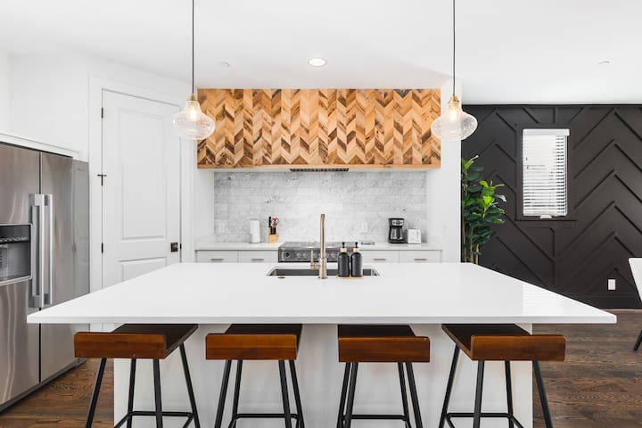 Garage Patio FirePit – Walk to Coffee, Restaurants gallery image 4