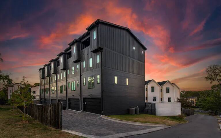 Garage Patio FirePit – Walk to Coffee, Restaurants gallery image 5