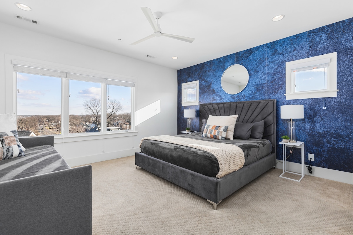 ベッドルーム# 4は、キングサイズベッド、ツインベッド、スマートテレビ、広いエンスイートバスルーム、巨大なウォークインクローゼットがあります。