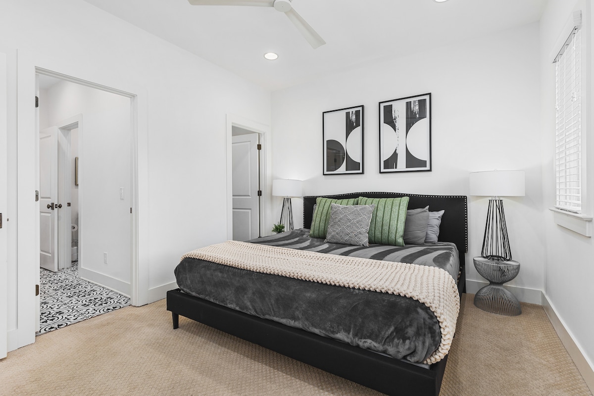 3階にあるキングサイズベッド、天井ファン、クローゼットを備えたベッドルーム# 2。 この部屋と寝室# 3をつなぐジャック・アンド・アンド・ジルのバスルーム。