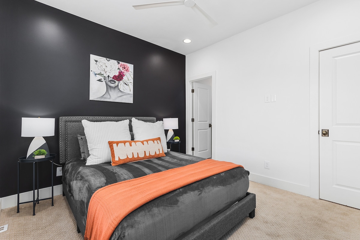 1階の寝室# 1にはクイーンベッド、クローゼット、天井ファン、フルサイズのエンスイートバスルームがあります。