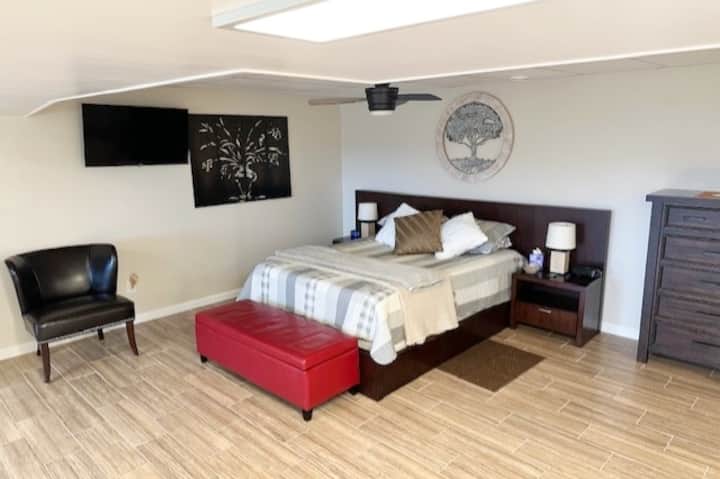 Საწოლი „Queen“, მატრასით „Tempurpedic“, Roku-ს რეგულირებადი ტელევიზორი