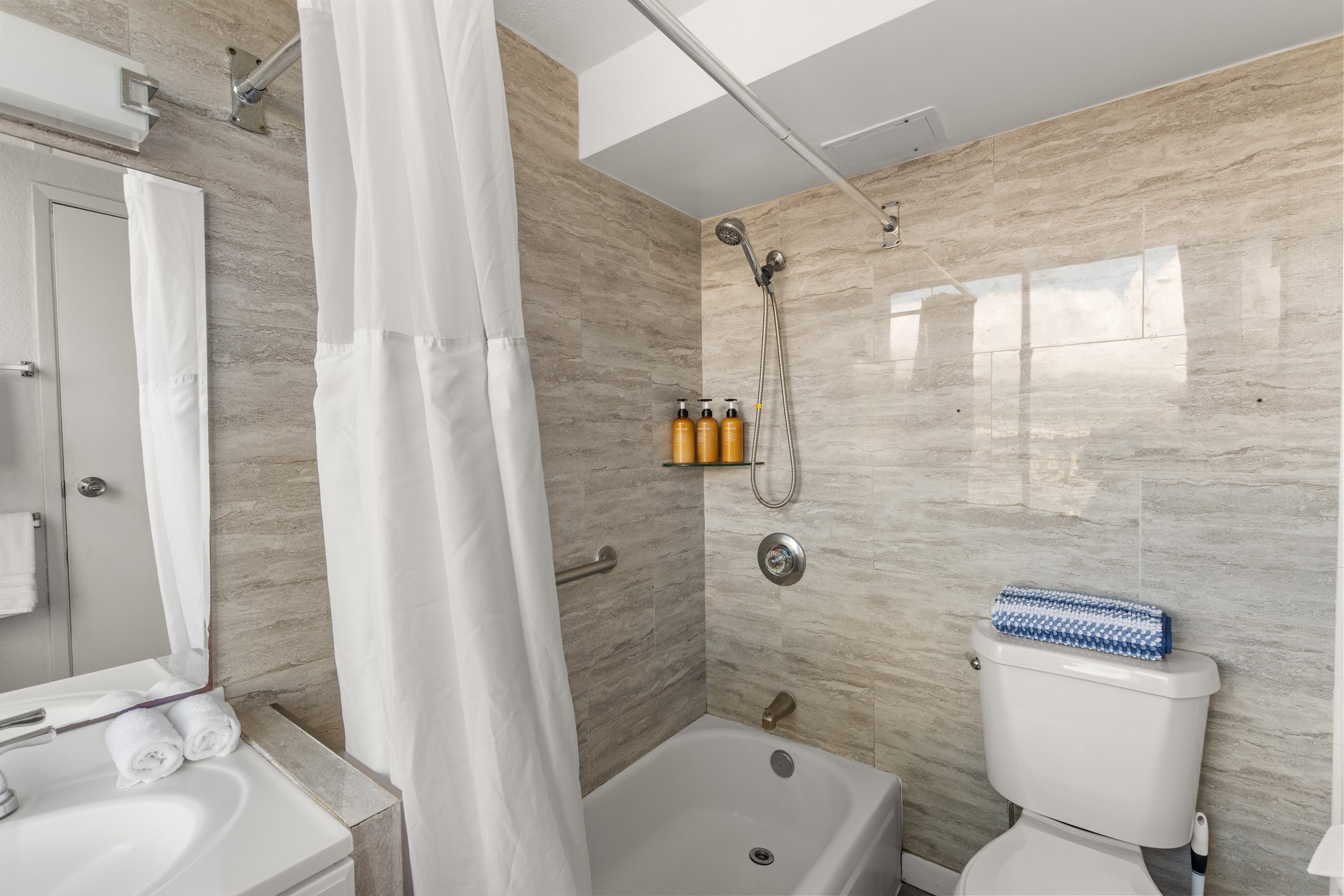Renovated High Floor Sweet Home in Waikiki - Image 7