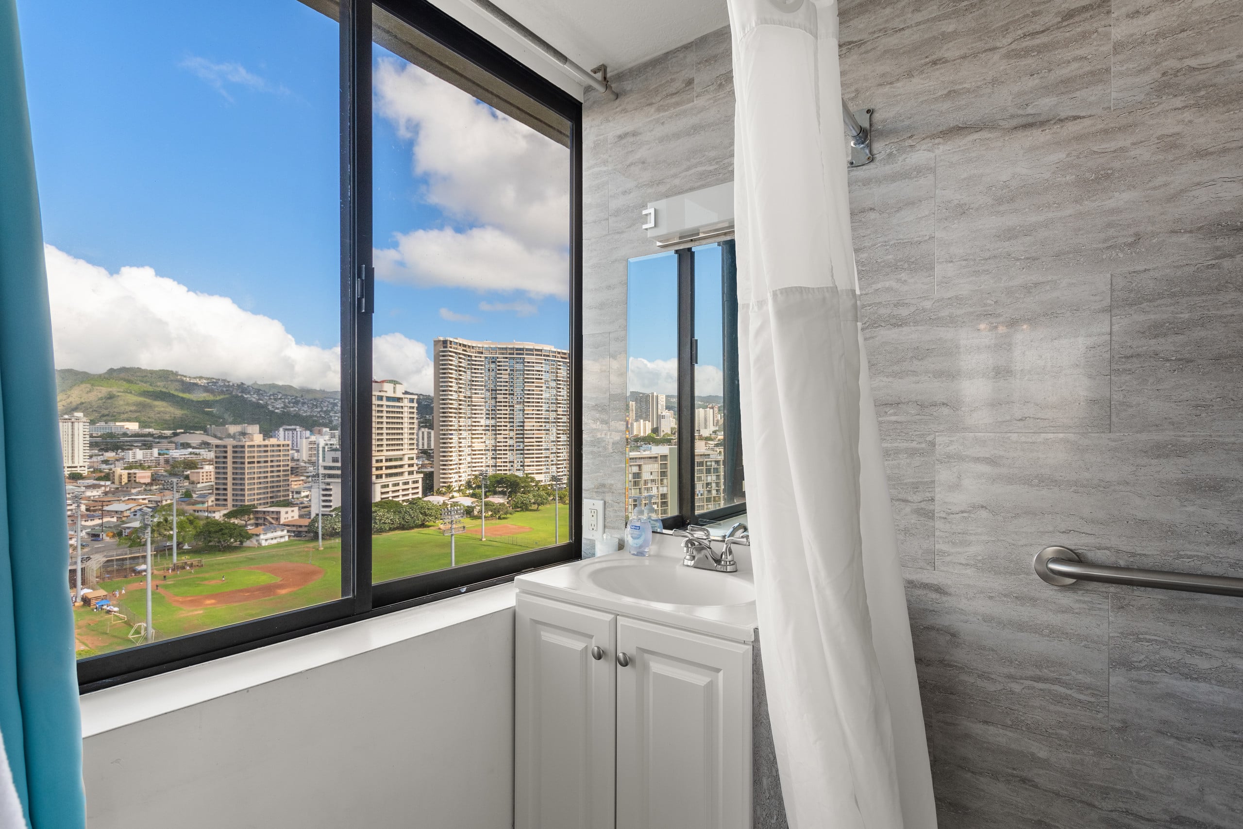 Renovated High Floor Sweet Home in Waikiki - Image 6