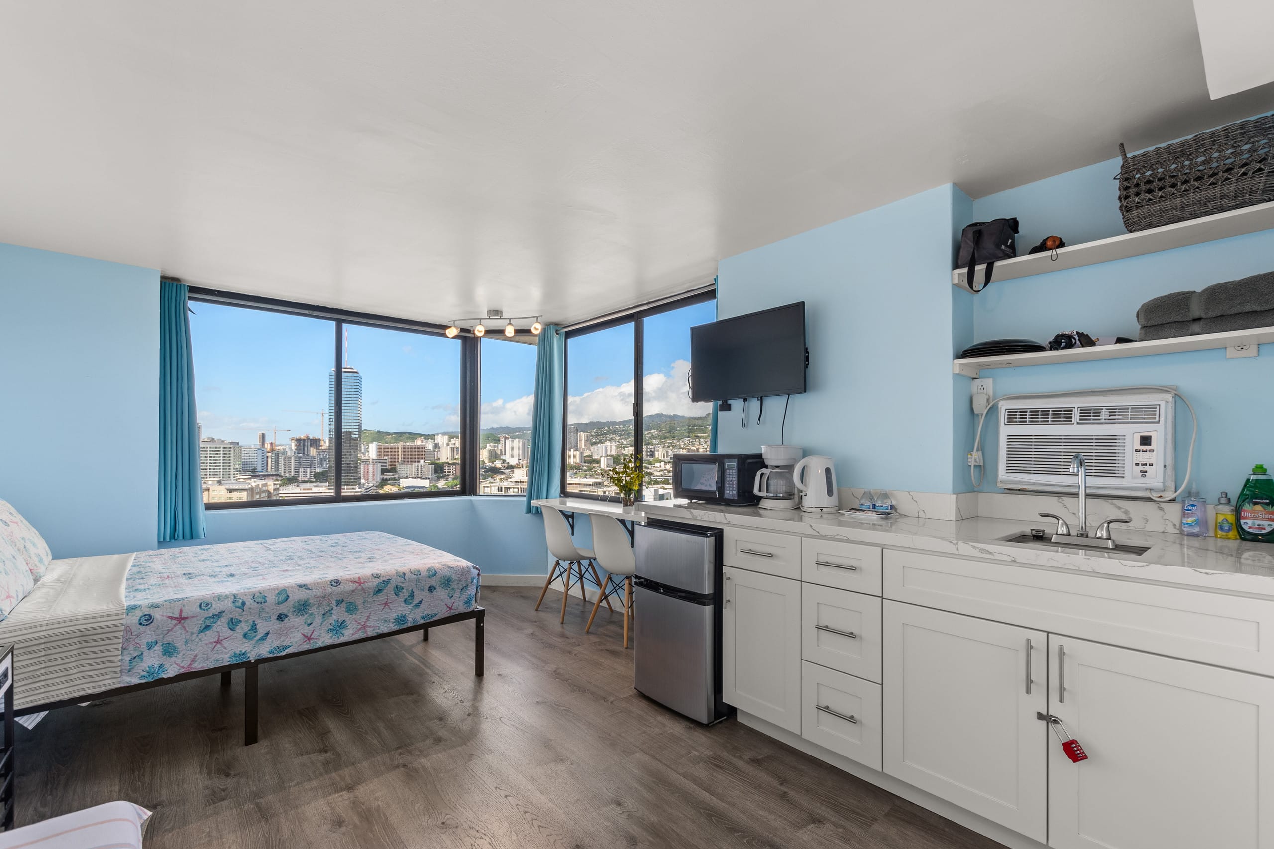 Renovated High Floor Sweet Home in Waikiki - Image 1