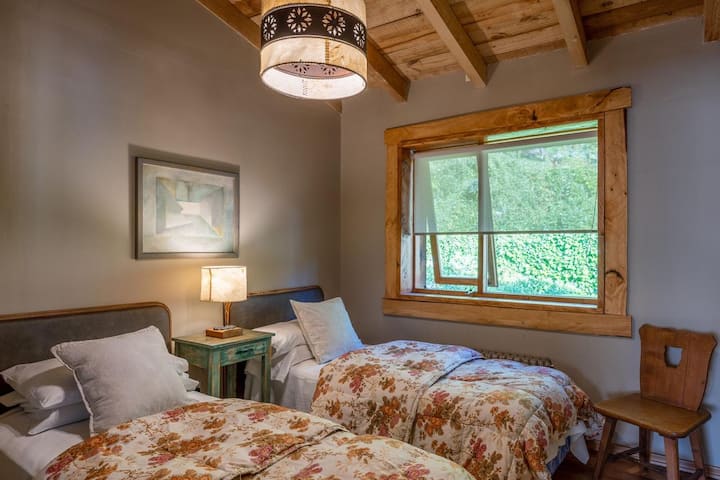 غرفة نوم بسريرين مفردين (الطابق العلوي)