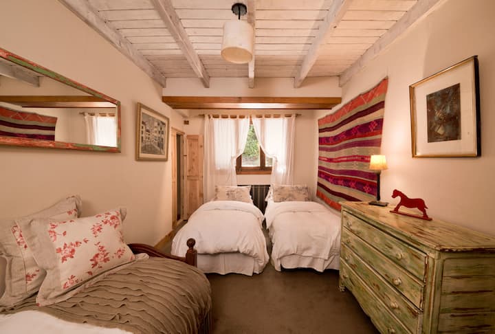 غرفة نوم بسريرين مفردين (الطابق الأرضي)