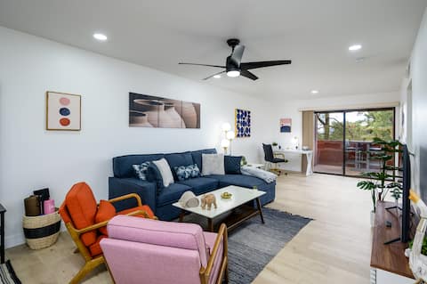 Successful Airbnb property: Stylish Top Floor Condo - Spectacular Views ! in Paradise Valley
