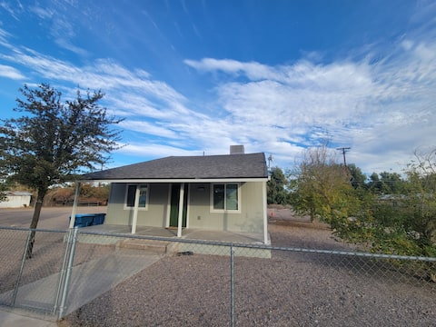 9 Beds,4Bdrm,5 Mins to River,LargeLot, Green Door