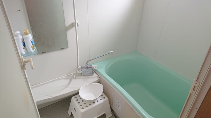 お風呂。脱衣所兼洗面所には洗濯機を備えています。