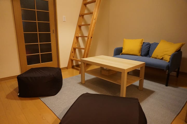 リビング。ソファや大きめのクッションでごゆっくりお過ごしください。
リビングの大きさは6畳です。ロフトへのはしごなどがあり、2～3人でのご利用に最適です。4名以上でご利用の際には狭く感じられるかもしれません。