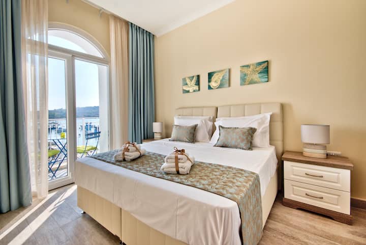 ห้องนอน | เตียงคู่หรือจะเปลี่ยนเป็นเตียงเดี่ยว 2 หลังพร้อมวิวอ่าว Marsaxlokk