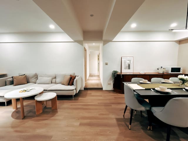 Sale! Spacious 132㎡ | 550m to MRT | Fast WiFi 600M gallery image 2