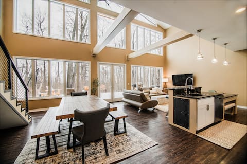 Modern Home of Style & Comfort |  Private Hot Tub!