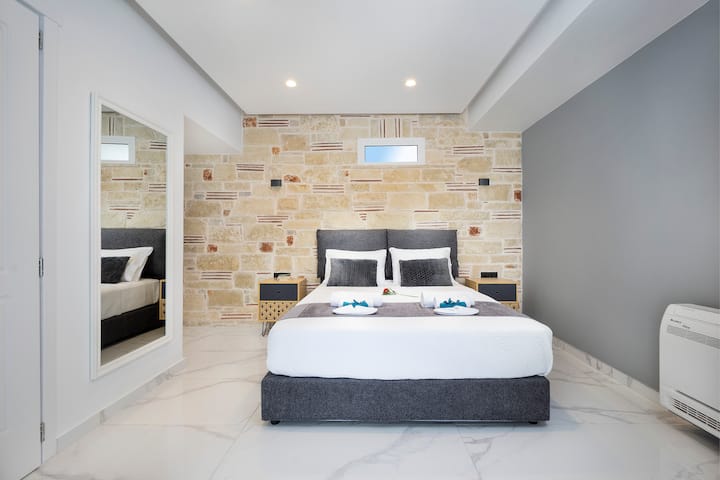 Κ ห้องนอนพร้อมเตียงควีนไซส์ห้องน้ำในตัวเข้าถึงจากุซซี่ได้โดยตรงชั้นล่าง