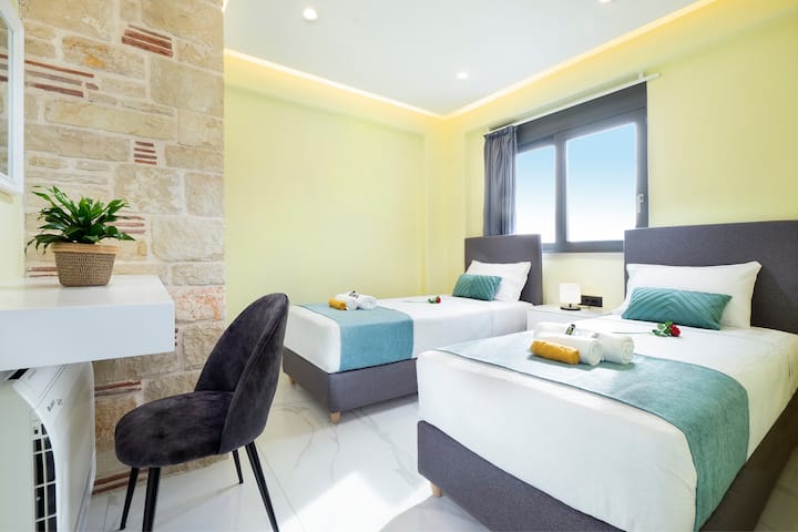 ห้องนอนพร้อมเตียงเดี่ยวสองเตียงชั้นบนสุด