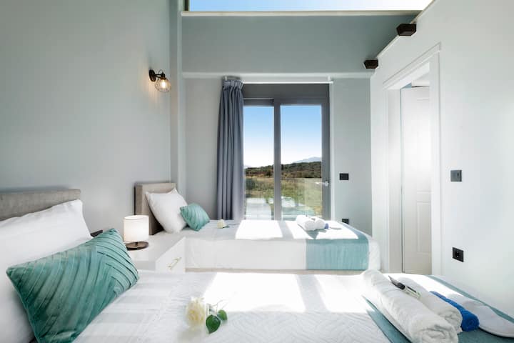 ห้องนอนพร้อมเตียงเดี่ยวสองเตียงห้องน้ำในตัวชั้นบนสุด