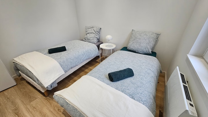 Chambre avec deux lits simples.