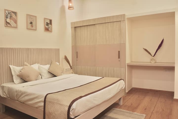 Გარემოს რბილი განათება აუმჯობესებს საღამოს ატმოსფეროს რბილი განათებით, რაც ხელს უწყობს თბილ და მყუდრო გარემოს.
