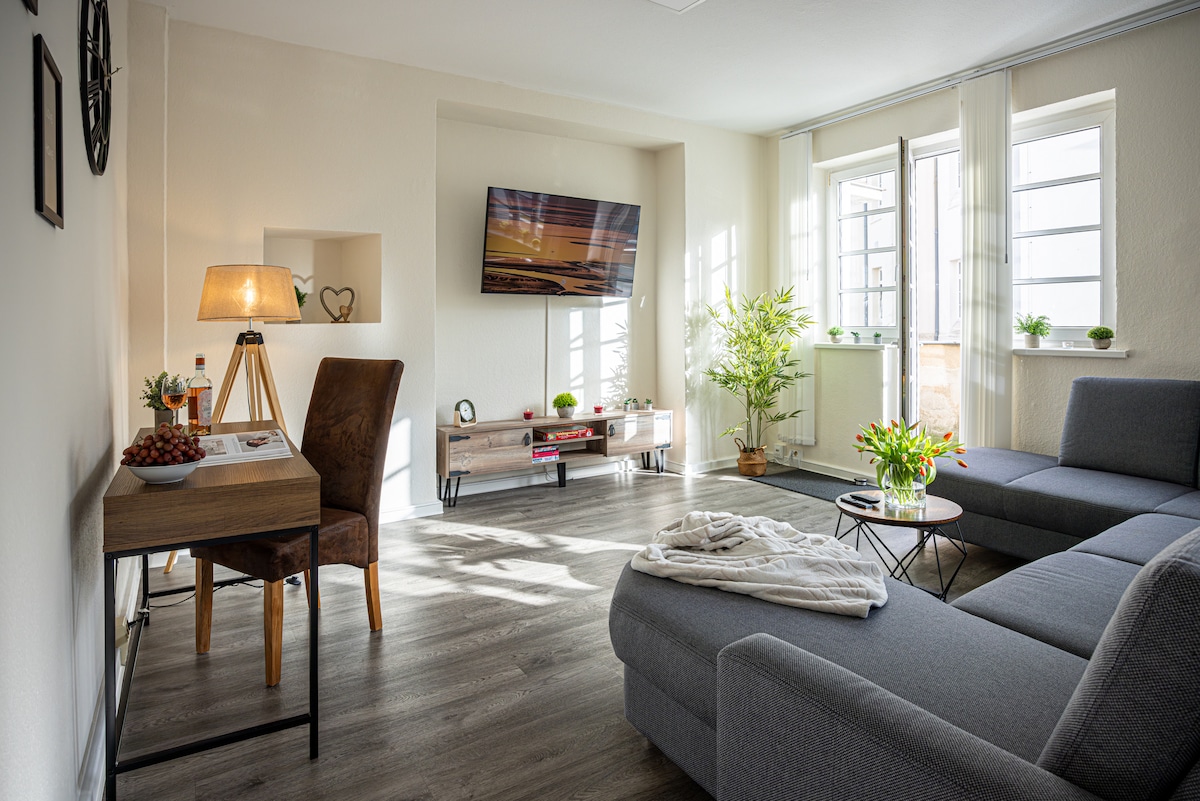 Sala de estar con Sky, Netflix, sofá cama y espacio de trabajo. 