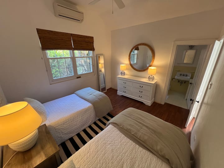 Letti singoli perfetti per bambini più piccoli o adolescenti. Bagno interno con vasca. 