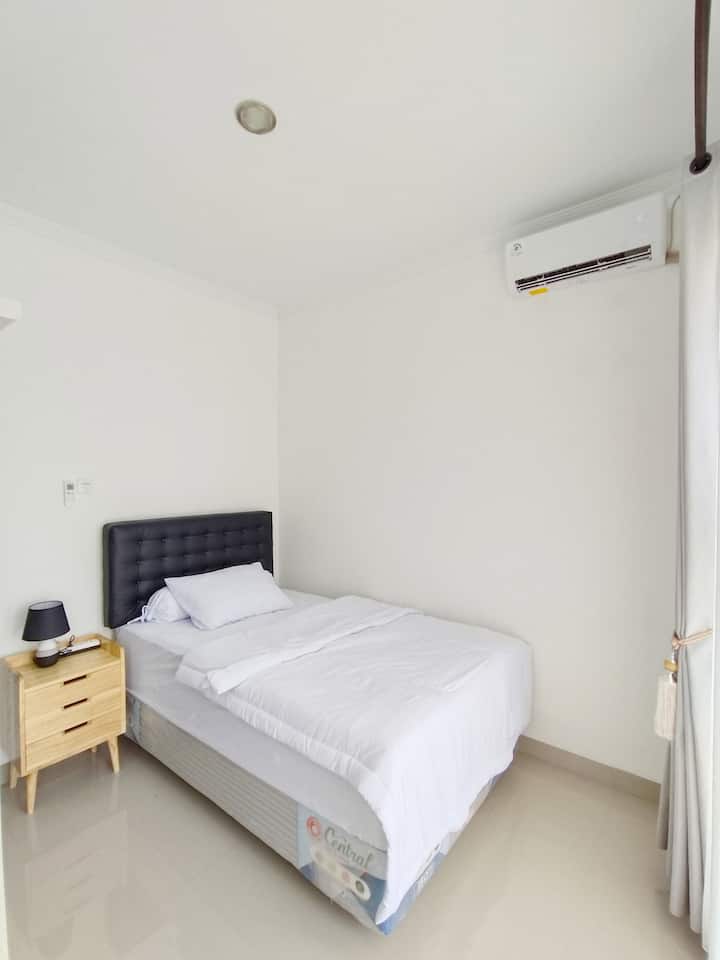 Kamar tidur 2 :-
Ukuran BED 120X200CM
- ממוזג
- יש מלתחות, בנות ומנורות שינה זמינות.