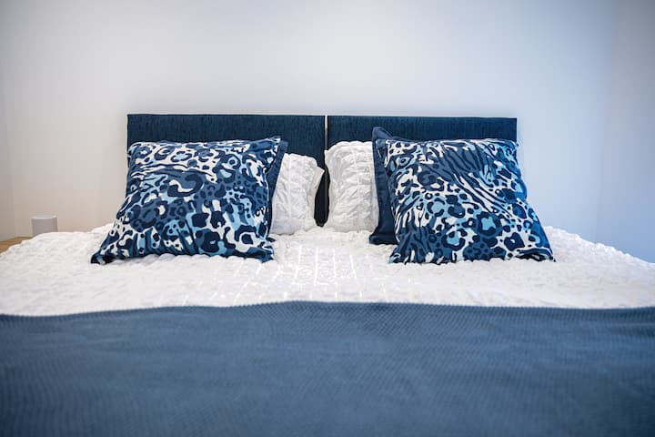 ผ่อนคลายและผ่อนคลายบนเตียงที่อบอุ่นของเราหลังวันที่วุ่นวาย