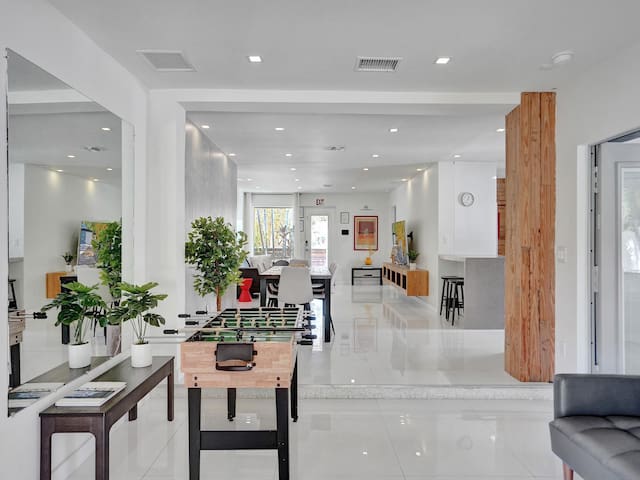 Private Waterfront Paradise minutes from Miami gallery image 4