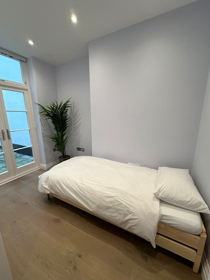 חדר שינה שני עם 2 מיטות יחיד (שניתן לערום, ולכן מופיע רק באחת בתמונה הזו) כששניהם בחוץ הם קרובים זה לזה.