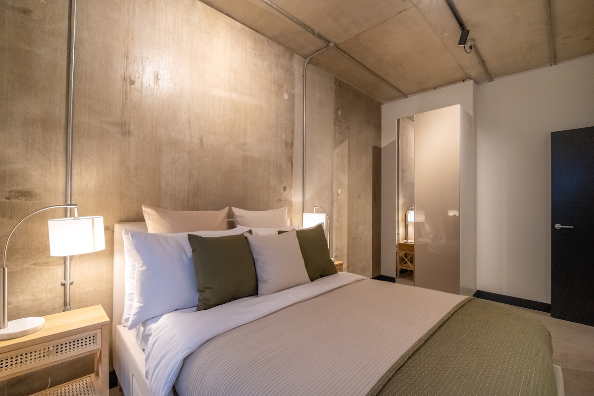 - Pumzika katika chumba chetu kizuri cha kulala cha nyumba ya mjini huko Greater Manchester
- Ina kitanda cha ukubwa wa kifalme na mashuka yenye ubora wa juu na mito laini
- Furahia usingizi wa usiku wenye utulivu katika mazingira tulivu
- Chumba cha kulala kinatoa nafasi kubwa na mapambo ya kifahari