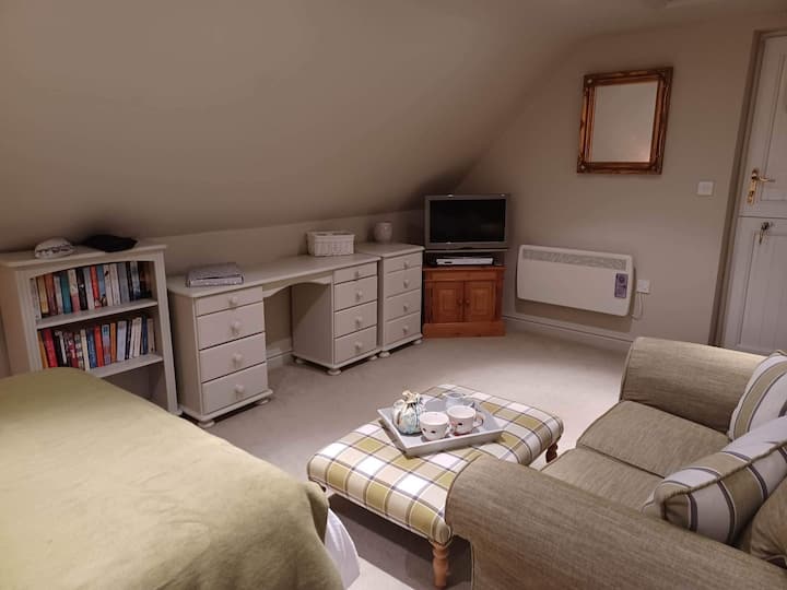 An Independent First Floor Little Studio Retreat - Burford