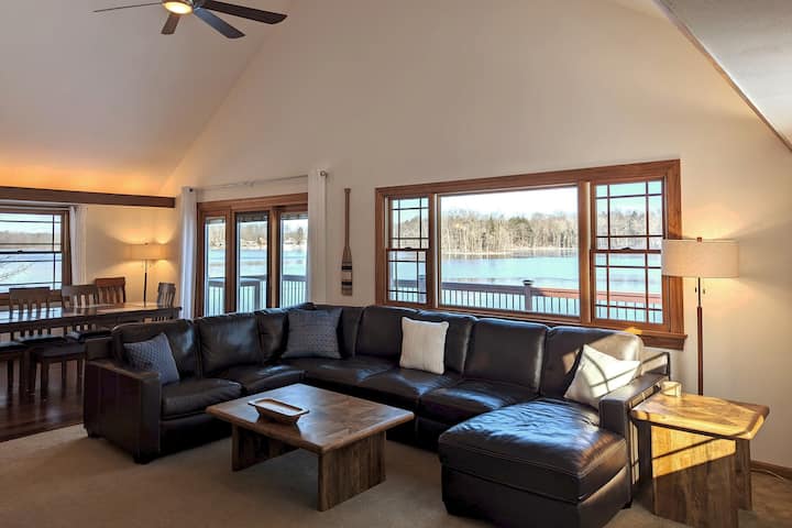 La gran sala está justo al lado de la entrada y cuenta con espectaculares vistas al lago