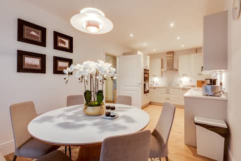 Tranquil 4-Bed Oasis Modern Chic