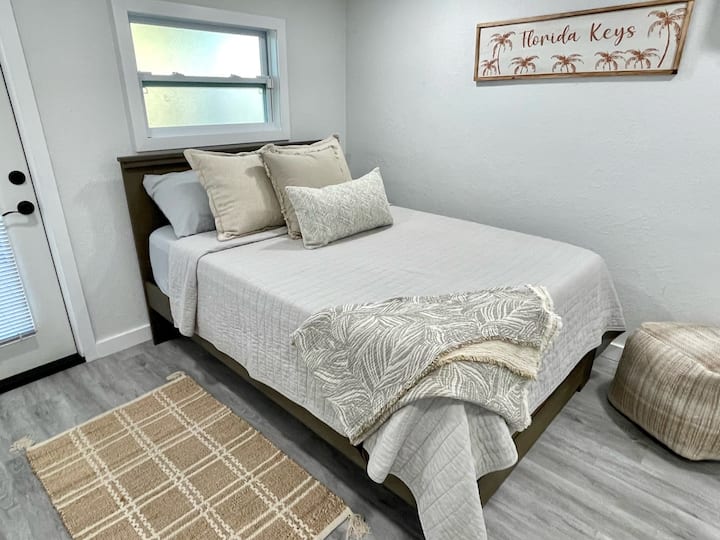 Guest full bed with twin pullout trundle bed