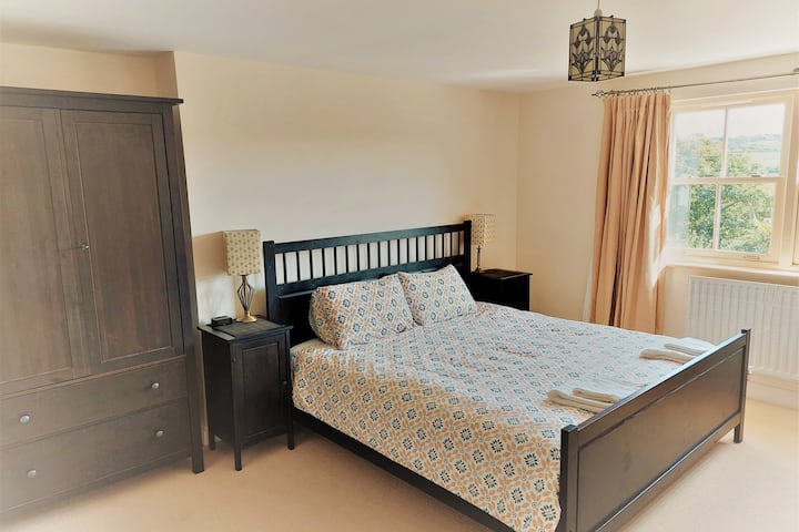 Chumba kikuu cha kulala chenye kitanda cha kifalme na mandhari ya kupendeza na bafu la malazi. Kitanda cha ziada kwa usiku wa baridi kinaweza kupatikana kwenye kabati wakati wa kutua. Kila chumba cha kulala kina kabati la nguo, vioo, kifua cha droo na taa za kitanda.