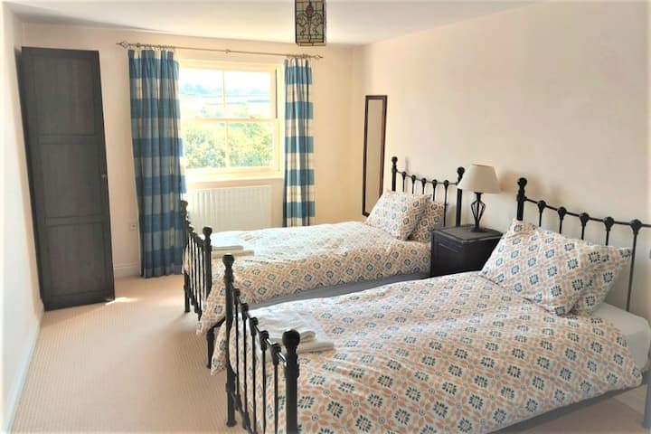 Chumba cha kulala cha tatu chenye vitanda viwili pacha vyenye upana wa futi tatu na mandhari ya kupendeza. Kila chumba cha kulala kina kabati la nguo, vioo, kifua cha droo na taa za kitanda. Sehemu ya kitanda cha kulala kuhamishiwa kwenye chumba hiki ikiwa inataka.