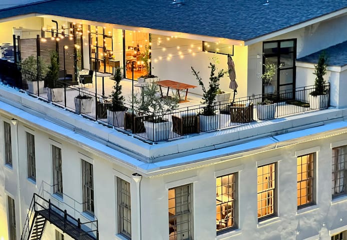Vacation rental w/ Party Rooftop- Block to Parades
