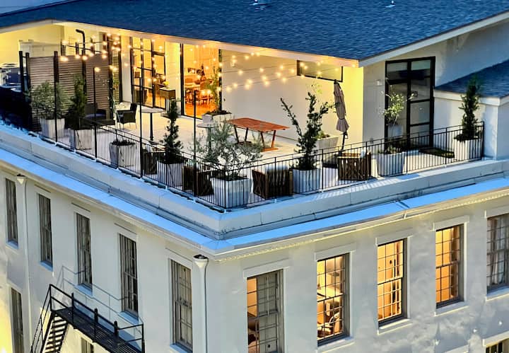 Vacation Rental W/ Party Rooftop- Block To Parades - New Orleans, LA